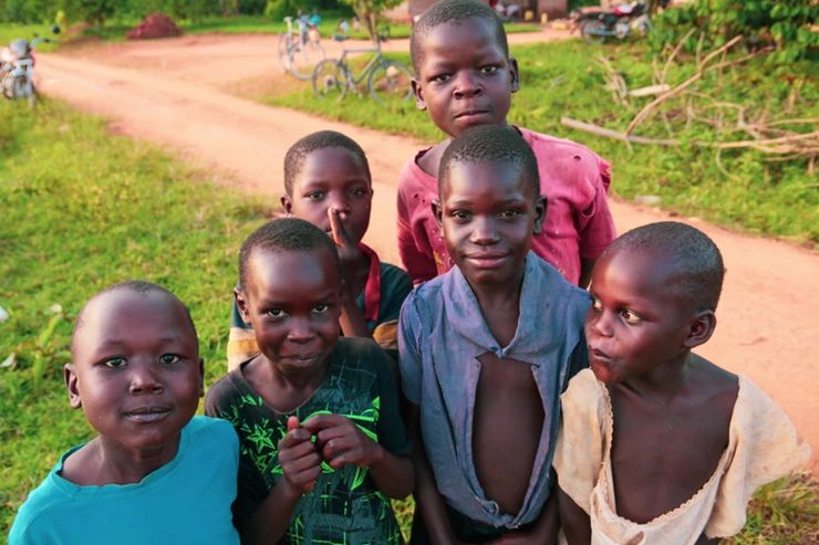 Afrikanische Jungs lächeln verschmitzt in die Kamera