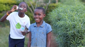Zwei afrikanische Mädchen lächeln in die Kamera