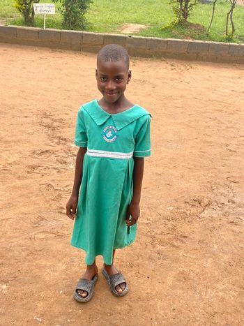 Ein Mädchen in Schuluniform