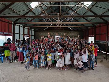Gruppenbild der Helfer und Kinder