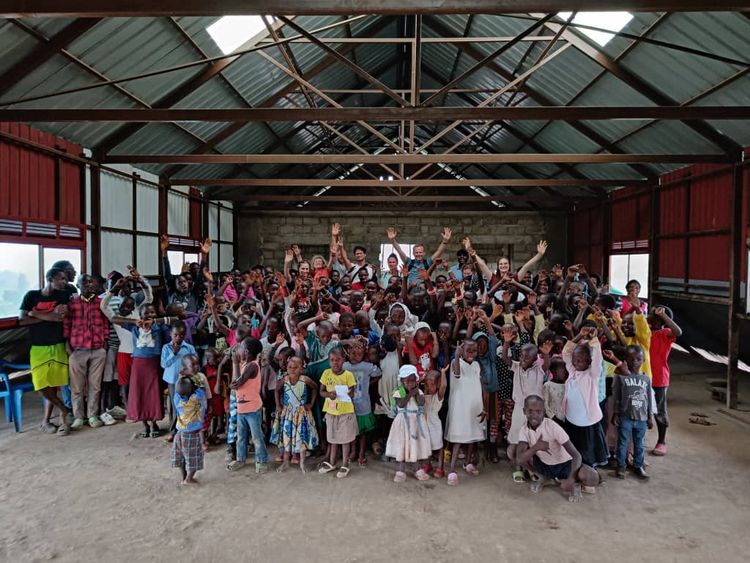 Gruppenbild der Helfer und Kinder