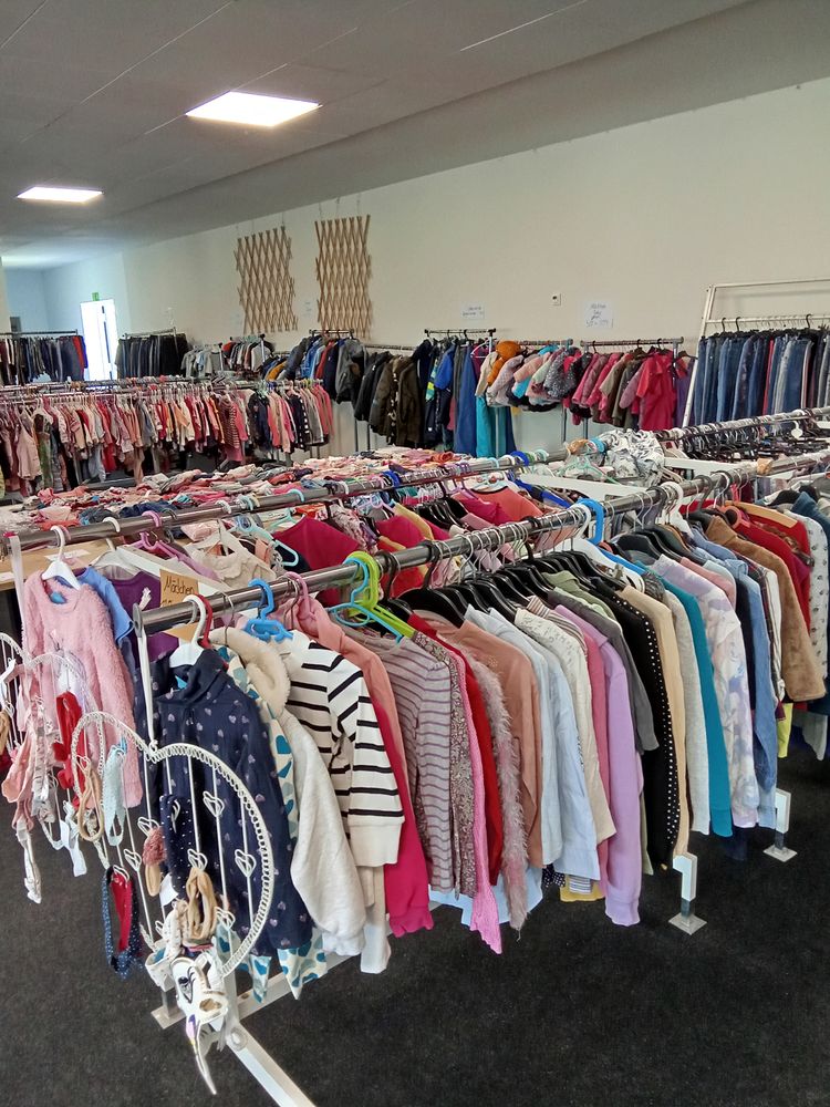 Kleiderstangen mit Kinderkleidung