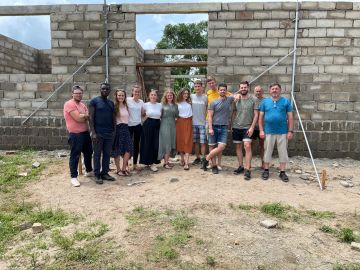 Gruppenfoto vor einer Baustelle