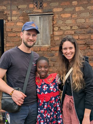 Ein Paar mit ihrem Patenkind in Uganda