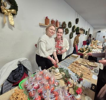 Zwei Frauen hinter einem Stand mit Handarbeiten