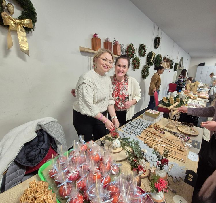 Zwei Frauen hinter einem Stand mit Handarbeiten
